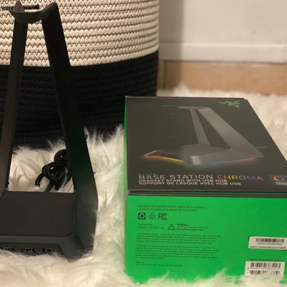 Razer Base Station V1 Chroma Headphone/Headset
Stand w/USB Hub- Black.